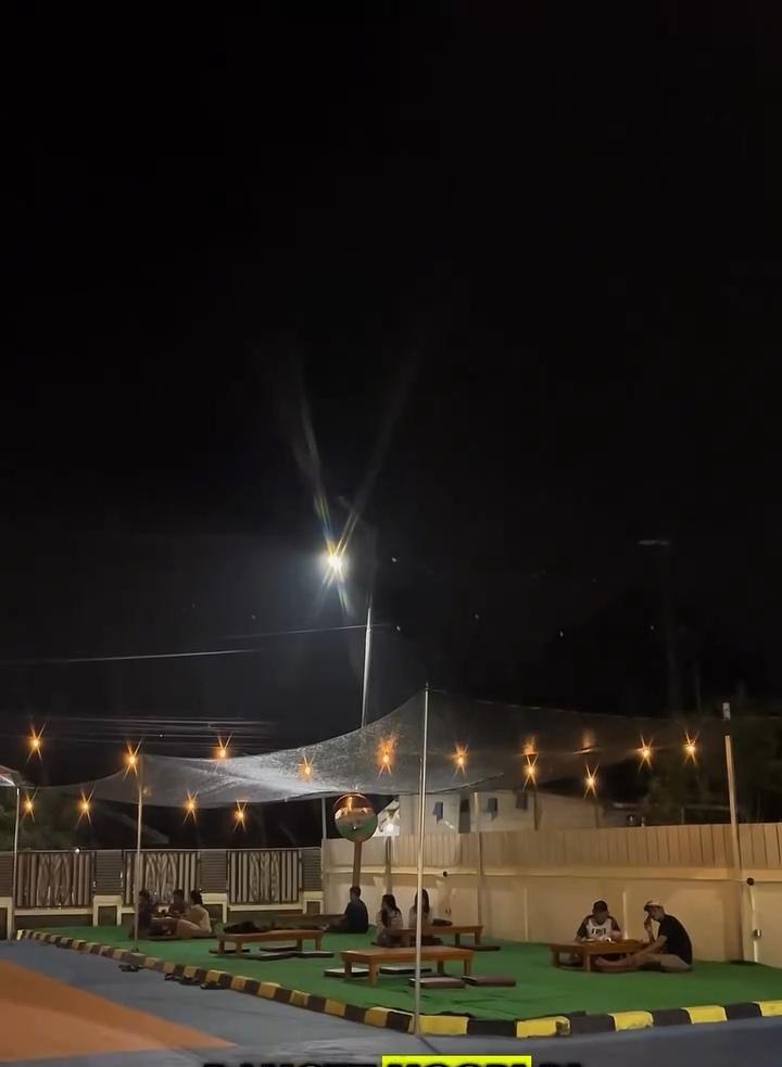 Lesehan Luar Ruangan dengan Lampu Hias Indah
